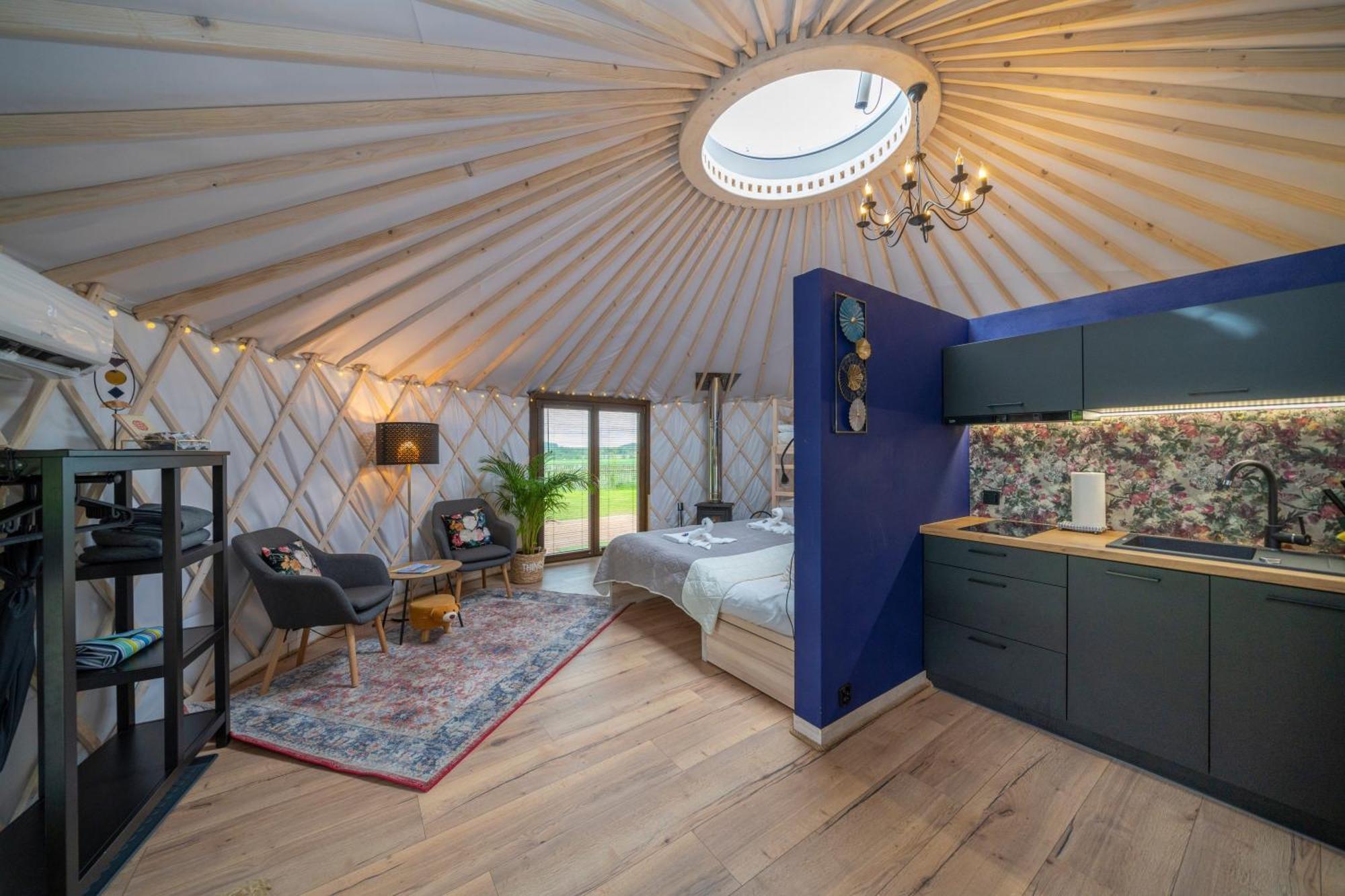 Dom W Domu - Izera Glamping Bed and Breakfast Gajowka  Rum bild