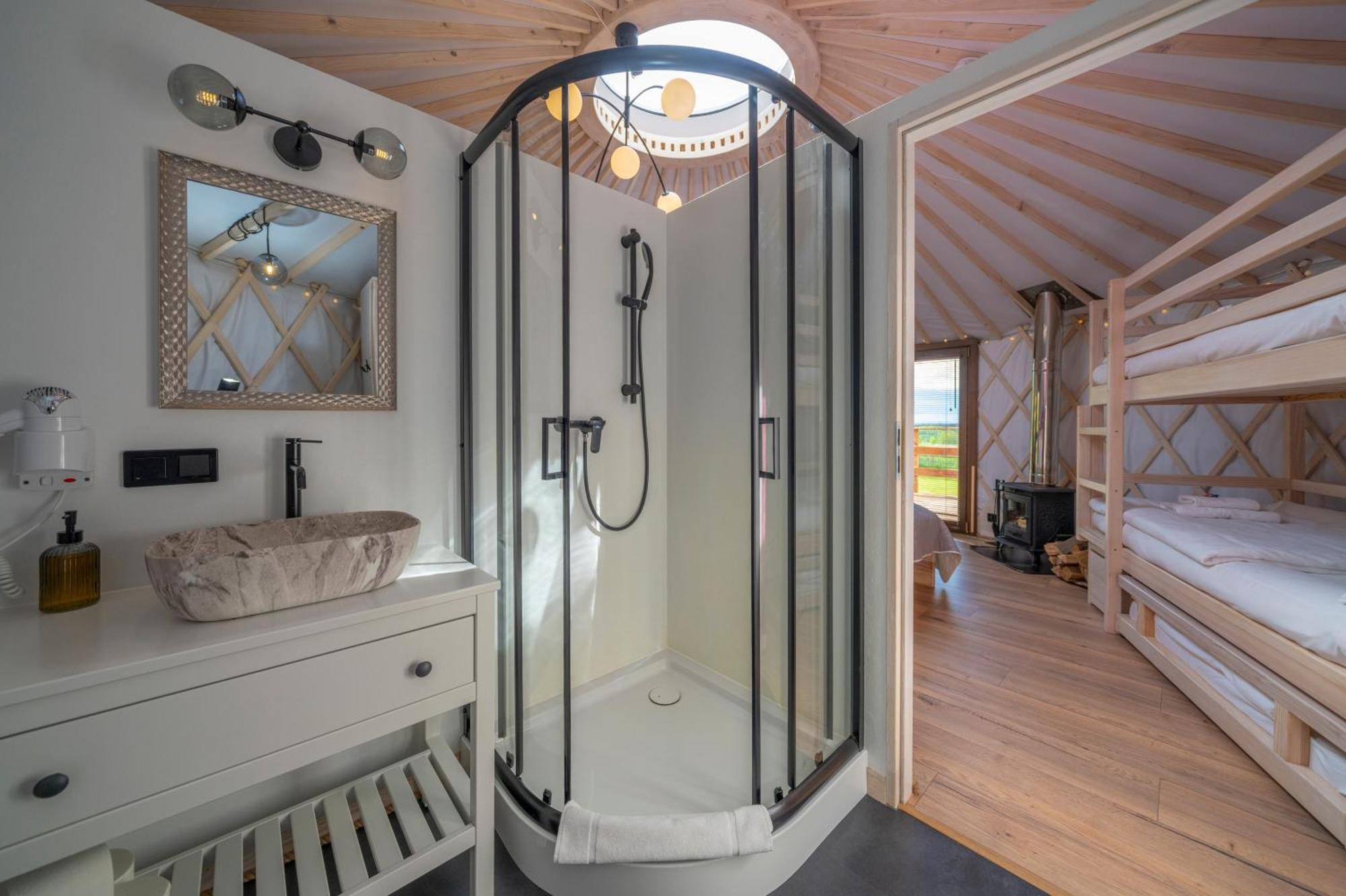 Dom W Domu - Izera Glamping Bed and Breakfast Gajowka  Rum bild