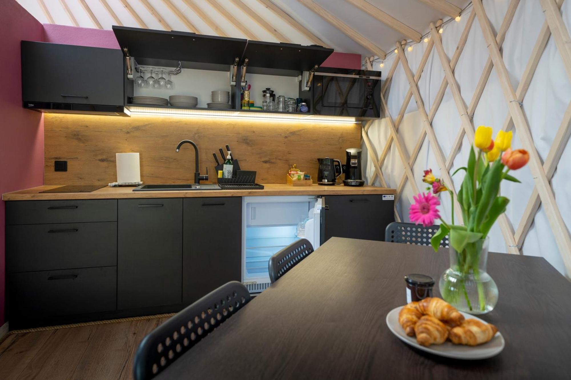 Dom W Domu - Izera Glamping Bed and Breakfast Gajowka  Rum bild