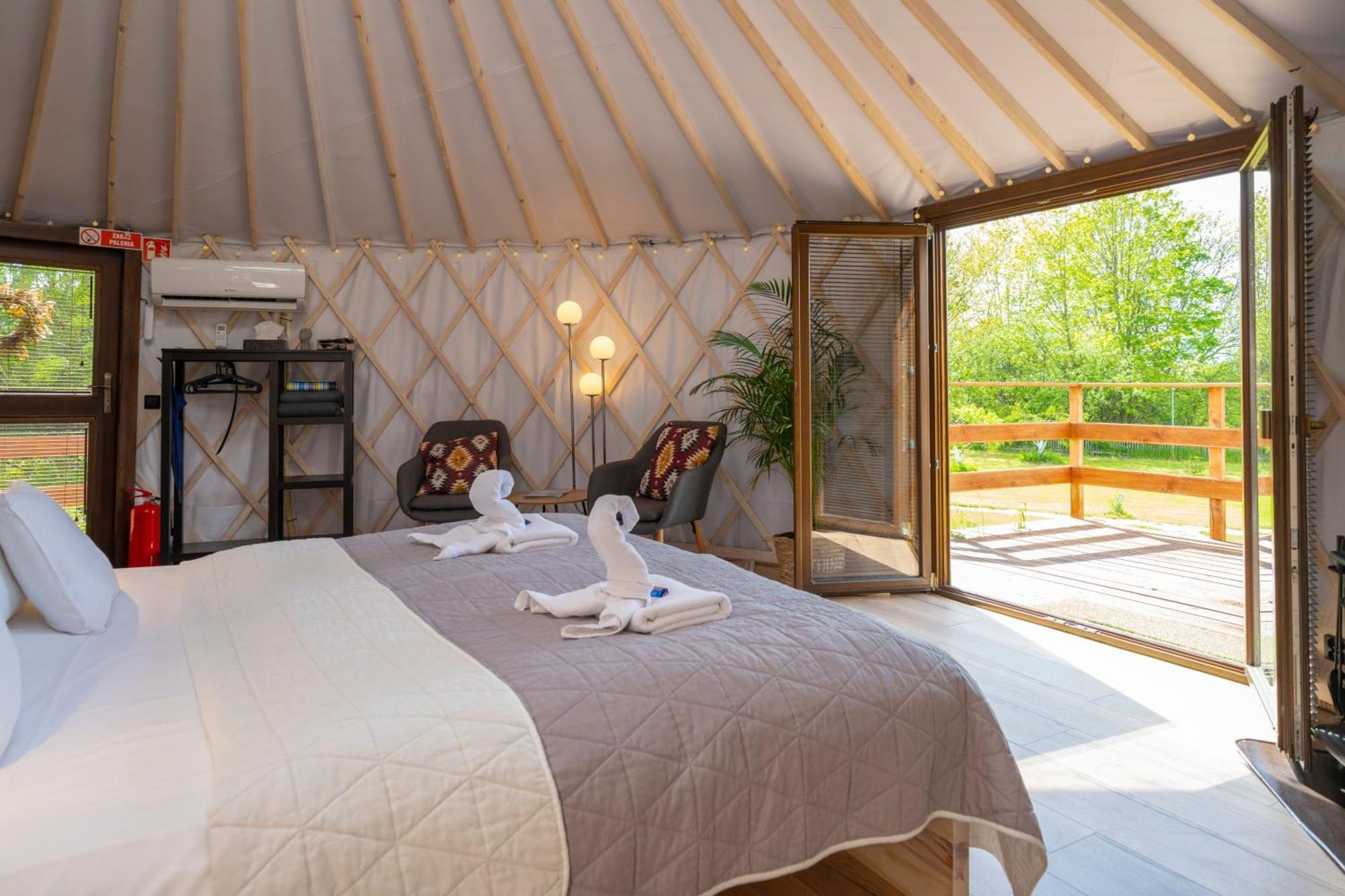 Dom W Domu - Izera Glamping Bed and Breakfast Gajowka  Rum bild